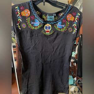 New with tags! Embroidered sugar skull cactus flower tshirt with stretch - XL